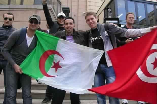 قبل لقاء الاشقاء :  جماهير تونس والجزائر تحتفل في شارع الحبيب بورقيبة