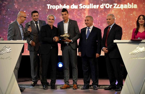 الليبي محمد زعبية يتسلم جائزة الحذتء الذهبي الجزائري لموسم 2015 – 2016
