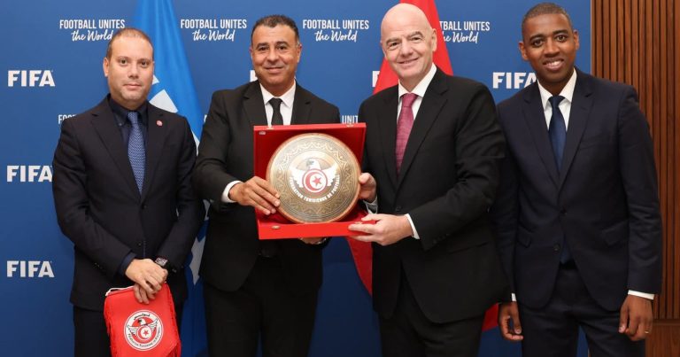 رئيس الفيفا يستقبل رئيس الإتحاد التونسي ونائبه