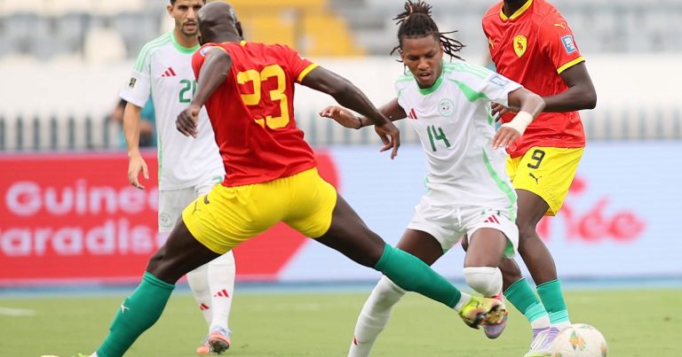 <strong>المنتخب الجزائري يتعادل</strong>