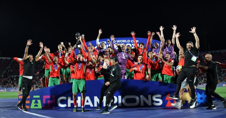 رئيس اتحاد شمال إفريفيا لكرة القدم، المهندس هاني أبو ريدة، يهنئ المغرب بإحراز كأس العالم تحت 20 سنة